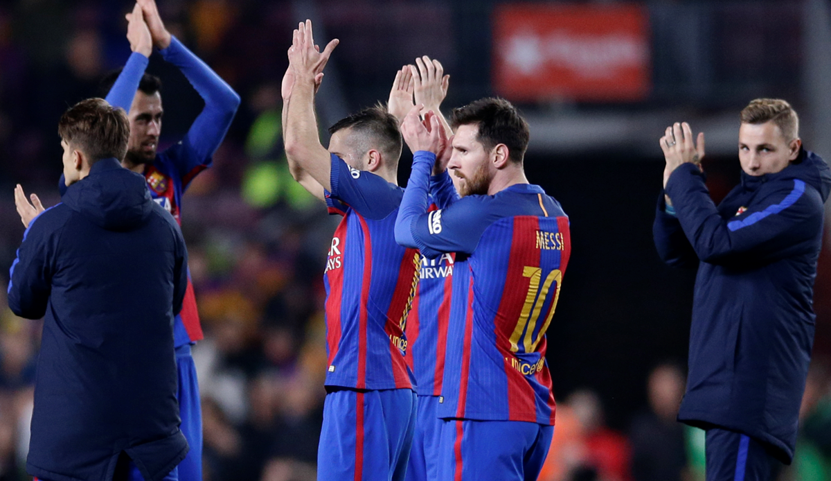 Lionel Messi agradece el apoyo de la afición junto a sus compañeros del Barcelona. (Foto Prensa Libre: AP)