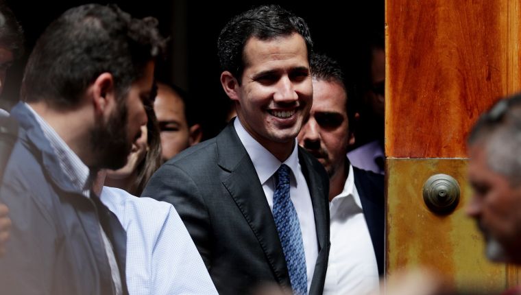 LEO01. CARACAS (VENEZUELA), 25/01/2019. El líder del Parlamento y autoproclamado presidente encargado de Venezuela, Juan Guaidó, este viernes tras su primera aparición pública desde que se adjudicó las competencias del Ejecutivo ante miles de personas, en Caracas (Venezuela). Guaidó dijo este viernes que es hora de sacar de la Fuerza Armada Nacional Bolivariana (FANB) a los cubanos que, denunció, ocupan altos cargos en la institución. EFE/LEONARDO MUÑOZ