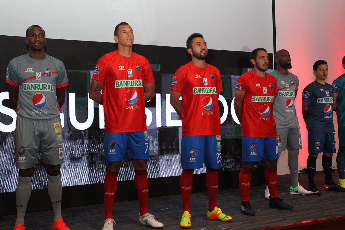 Los jugadores de Municipal lucen el uniforme del equipo para el Apertura 2017. (Foto Prensa Libre: Jorge Ovalle)