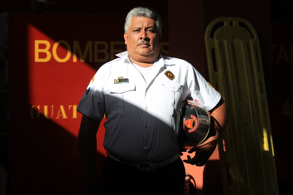 El oficial Juárez Fernández, hoy jefe de la cuarta compañía de Bomberos Voluntarios —estación La Parroquia—, nació en Mazatenango, Suchitepéquez, el 28 de julio de 1963, aunque toda su vida ha residido en la capital. Foto Prensa Libre: Esbin García.