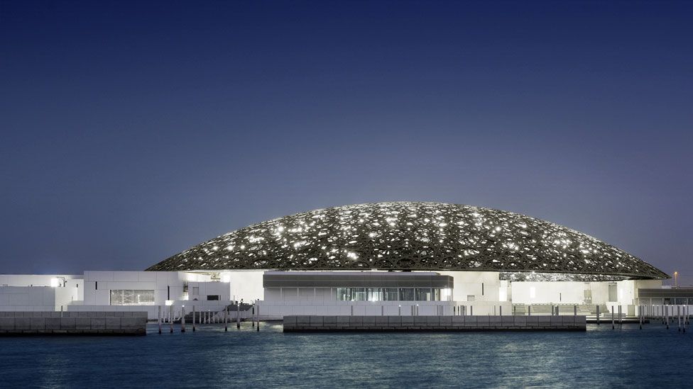 Estrellas geométricas que dejan pasar una lluvia de luz. © Louvre Abu Dhabi, Foto: Mohamed Somji