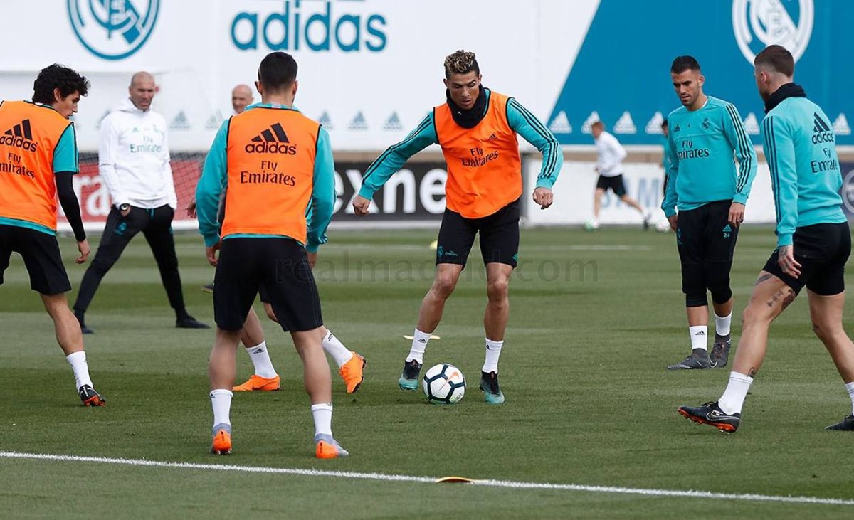 Los jugadores del Real Madrid durante el entrenamiento de este jueves, previo al partido contra el FC Barcelona. (Foto Prensa Libre: Real Madrid)