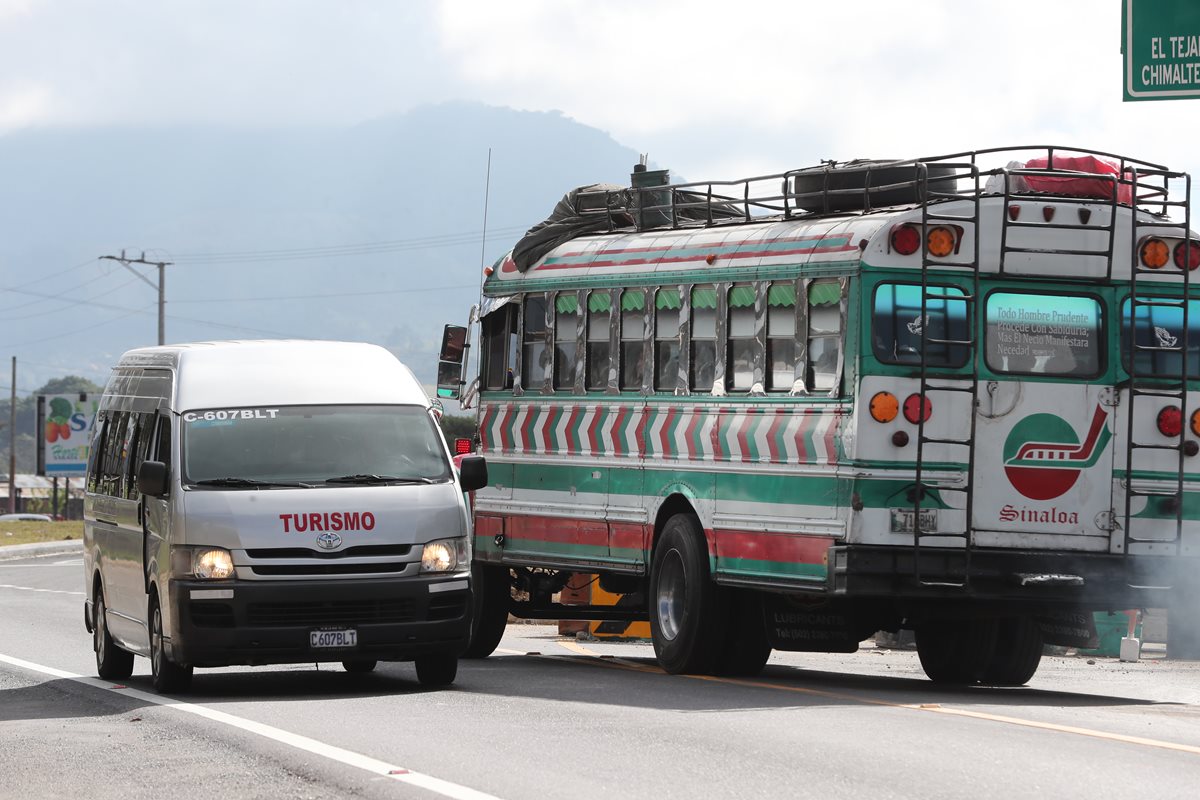 Un bus extraurbano circula contra la vía en el kilómetro 50 de la ruta Interamericana, en El Tejar, Chimaltenango. (Foto Prensa Libre: César Pérez Marroquín)