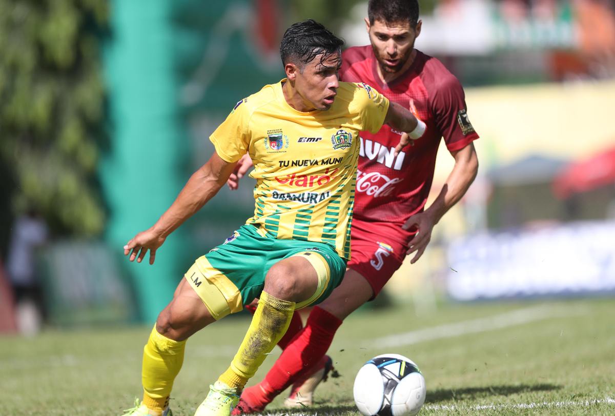 El delantero de Guastatoya Luis Martínez es uno de los jugadores determinantes para el técnico Amarini Villatoro. (Foto Prensa Libre: Francisco Sánchez)