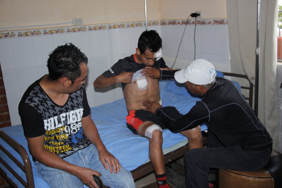 Celso, un hermano y Víctor, padre del atleta, muestran las heridas que sufrió el ciclista el viernes último, luego de haber sido atropellado junto a sus compañeros de equipo de ciclismo. (Foto Prensa Libre: Víctor Chamalé)