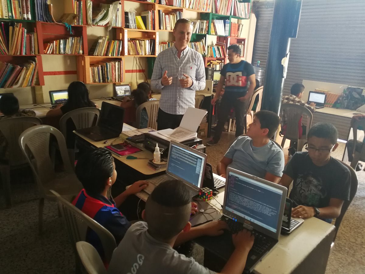 Timothy Martiny da instrucciones a algunos de los menores que llegan a aprender computación al laboratorio Cadaniño, que impulsa en la colonia Santa Fe, en la zona 13 de la capital. (Foto Prensa Libre: Óscar García)