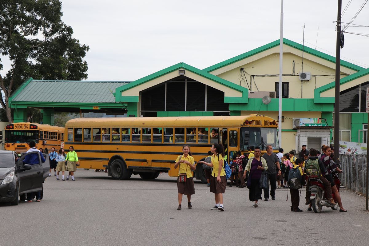 Estudiantes de Petén viajan cinco días a la semana a Belice, con el fin de aprender el idioma de aquel país. (Foto Prensa Libre: Rigoberto Escobar).