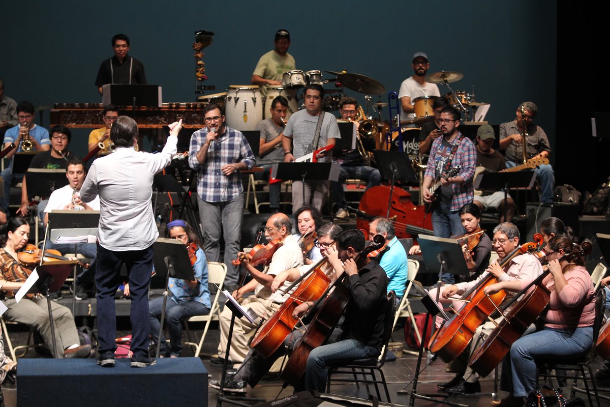 El martes se realizó uno de los ensayos generales en el Teatro Nacional, donde Malacates y la Orquesta Sinfónica Nacional interpretaron temas como Canción dentro de mí y Ni un centavo. (Foto Prensa Libre: Keneth Cruz)