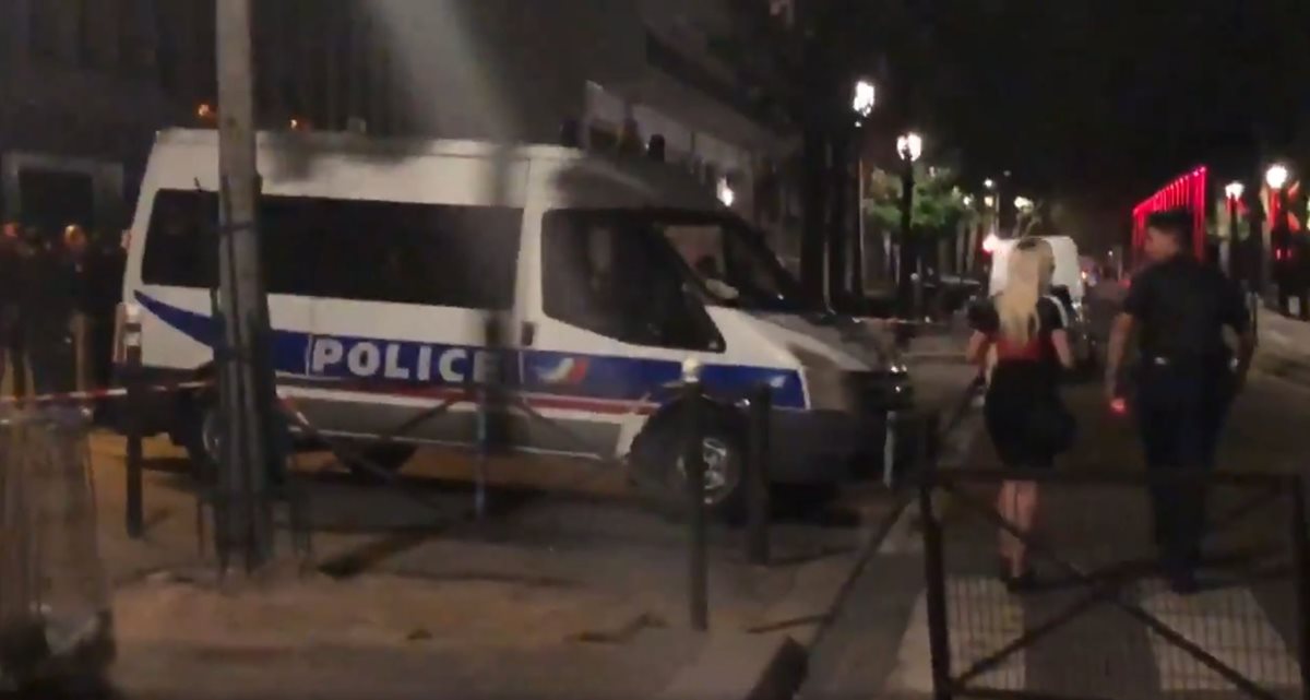 Atacante habría acuchillado a siete personas frente al cine MK2 quai de Loire de París. (Foto Prensa Libre:Remy Buisine/Twitter)