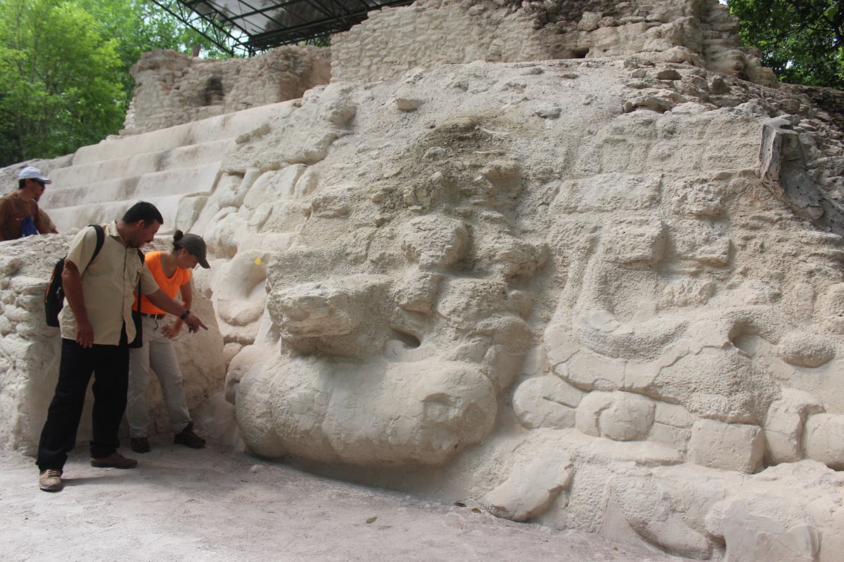 Visitantes observan los mascarones de una deidad jaguar-solar, en la estructura 34 de El Mirador, en San Andrés, Petén. (Foto Prensa Libre: Rigoberto Escobar)