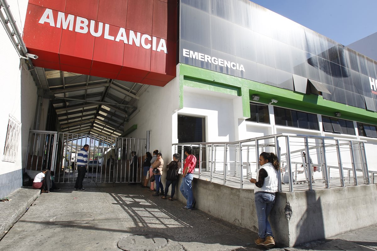 Pacientes esperan frente a la emergencia del Hospital General de Enfermedades del IGSS (Foto Prensa Libre: Archivo)