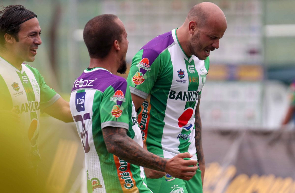 Anllel Porras celebra después de anotar el que sería el único gol del partido. (Foto Prensa Libre: Carlos Vicente)