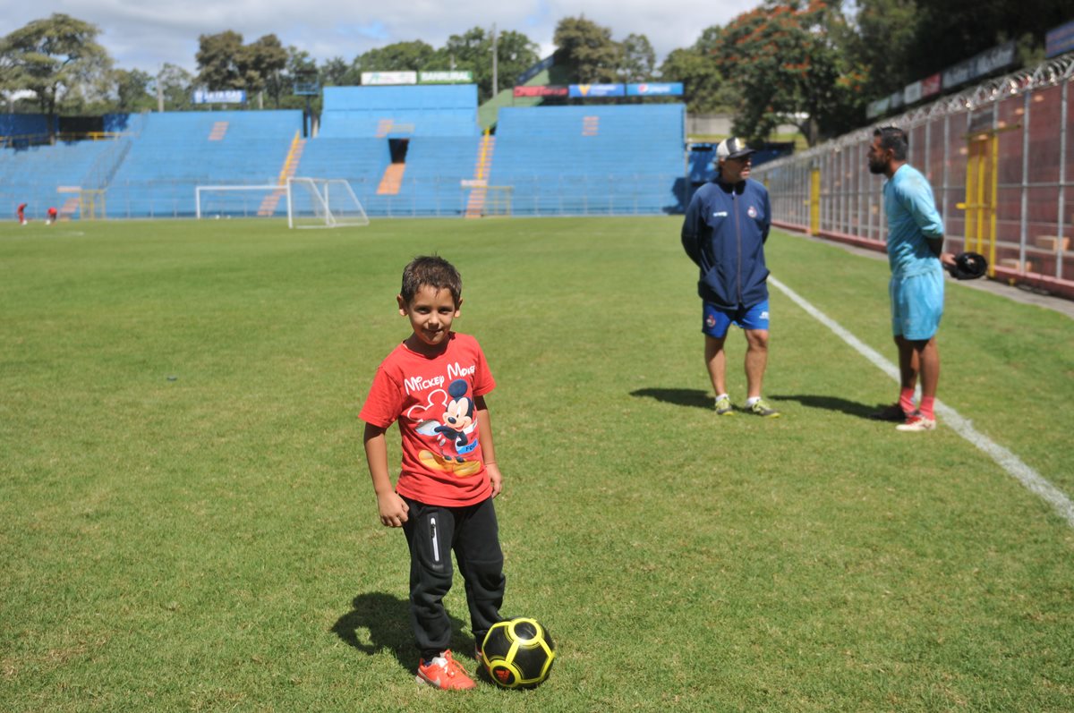 Santino Puerari posa para la cámara de TodoDeportes al finalizar el entreno escarlata. (Foto Prensa Libre: Gloria Cabrera)