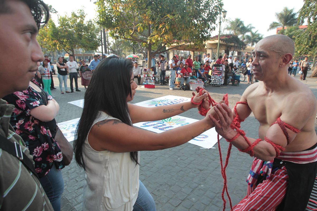 Lazos fue el primer performance que se prsentó en el Parque Central (Foto Prensa Libre: Ángel Elías)