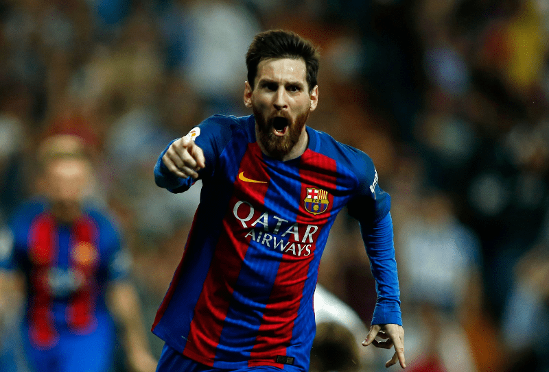 Lionel Messi está feliz por el doblete anotado en el estadio Bernabéu contra el Real Madrid. (Foto Prensa Libre: AFP)