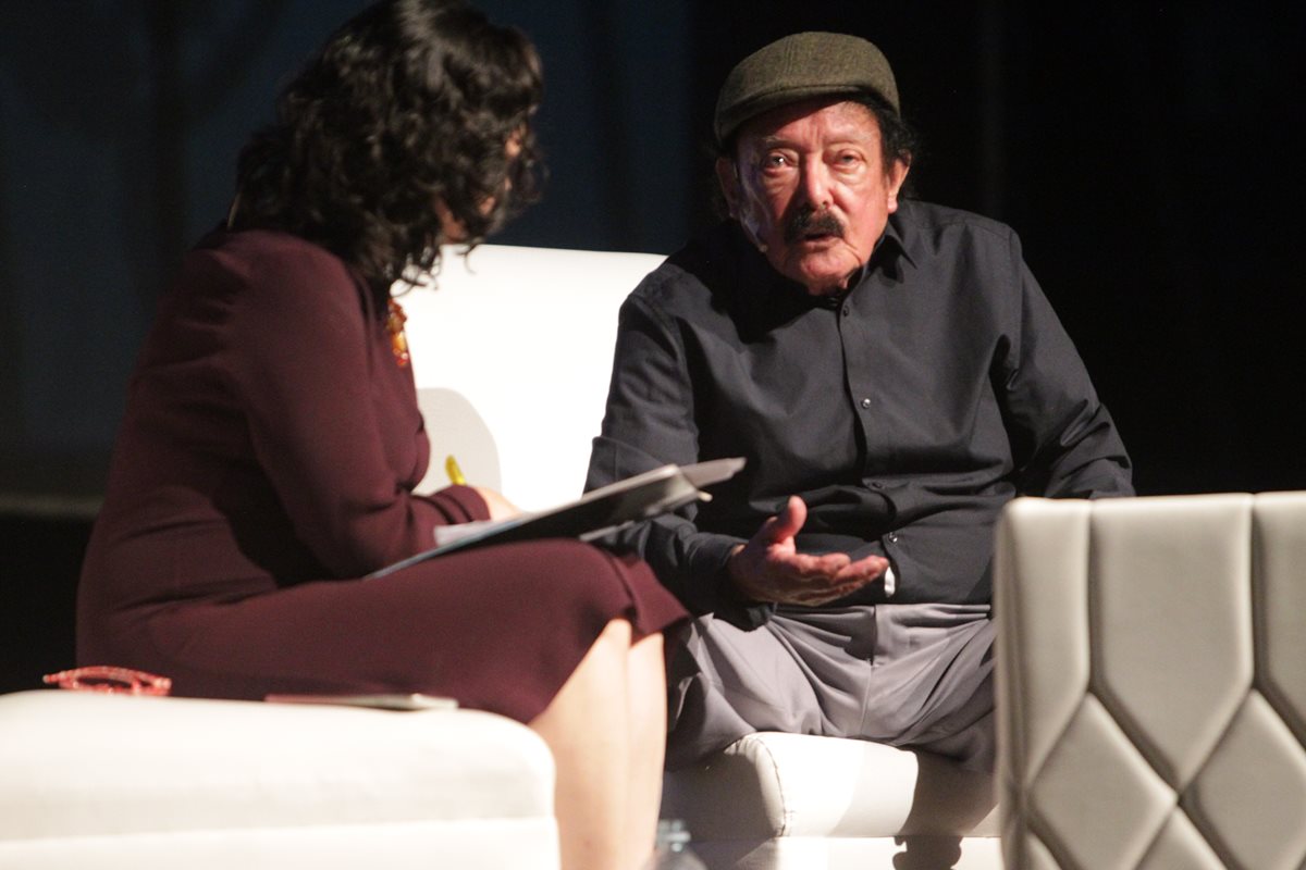 El maestro Joaquín Orellana compartió sus experiencias de vida e inspiraciones musicales, la noche de este jueves en el Teatro Lux (Foto Prensa Libre: J. Ochoa).