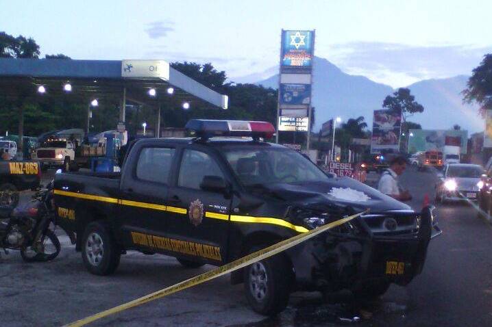 Autopatrulla queda dañada luego de accidente en el que murió un hombre. (Foto Prensa Libre: Melvin Jacinto Popá)