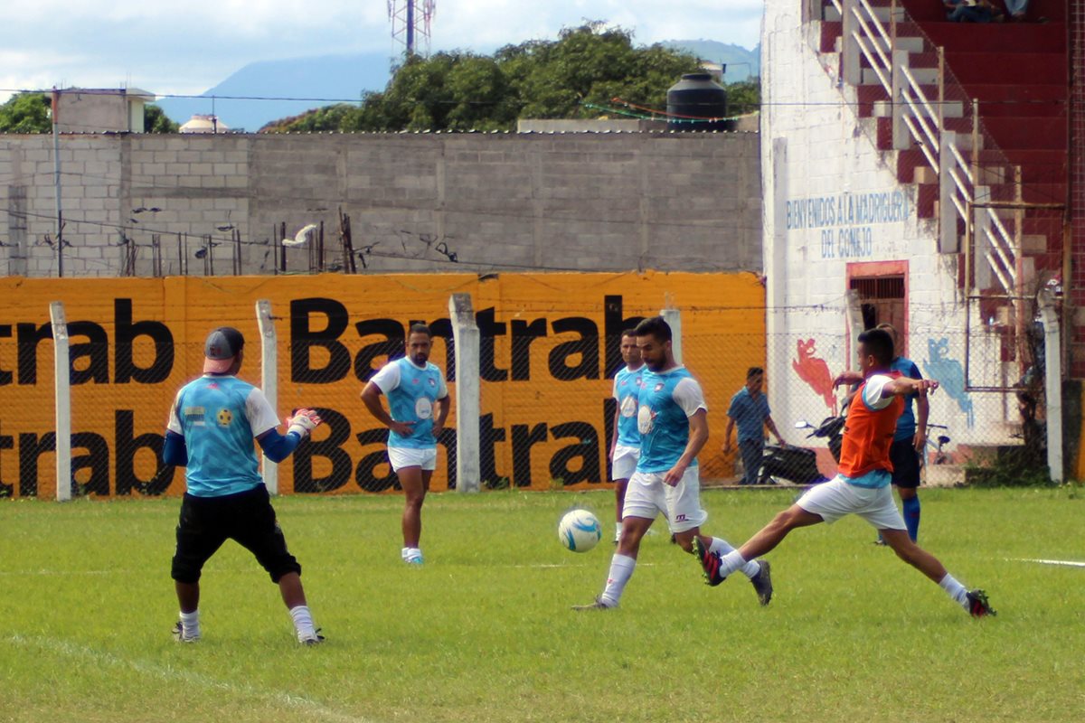 Los conejos mitecos se preparan para recibir al líder Municipal el próximo fin de semana. (Foto Prensa Libre: Hugo Oliva)