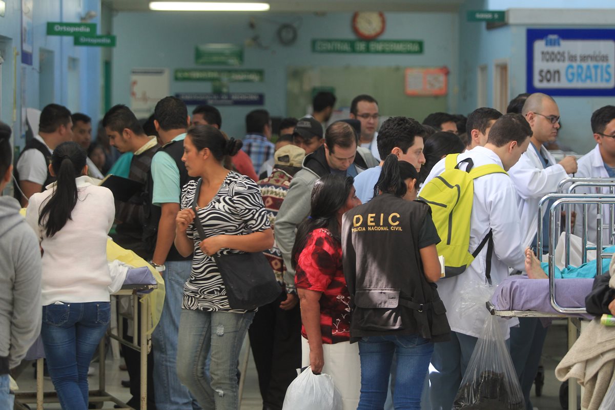 Víctimas de la explosión son atendidos en el Hospital Roosevelt. (Foto Prensa Libre: Esbin García)