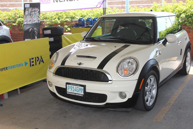 Los mini cooper hicieron presencia en Hiperferretería EPA.