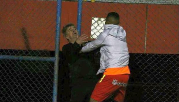 El colombiano Charles Monsalvo en el momento agrede al técnico Marcelo Grioni, del Sport Huancayo. (Foto gcguido @gcguido1)