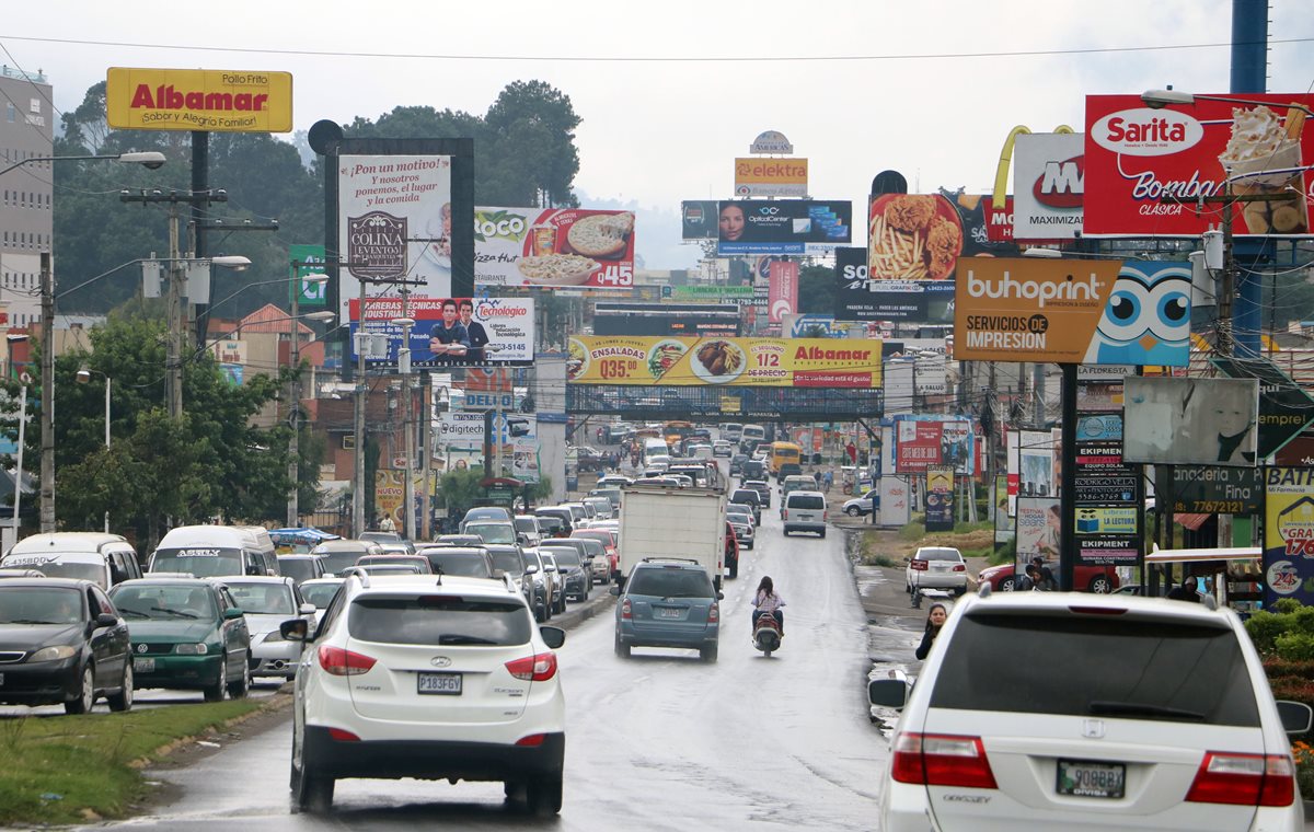 Sobre en la Avenida de las Américas, zona 3, se concentra el 65 por ciento de comercios afectados por cortes de energía eléctrica. (Foto Prensa Libre: Carlos Ventura)