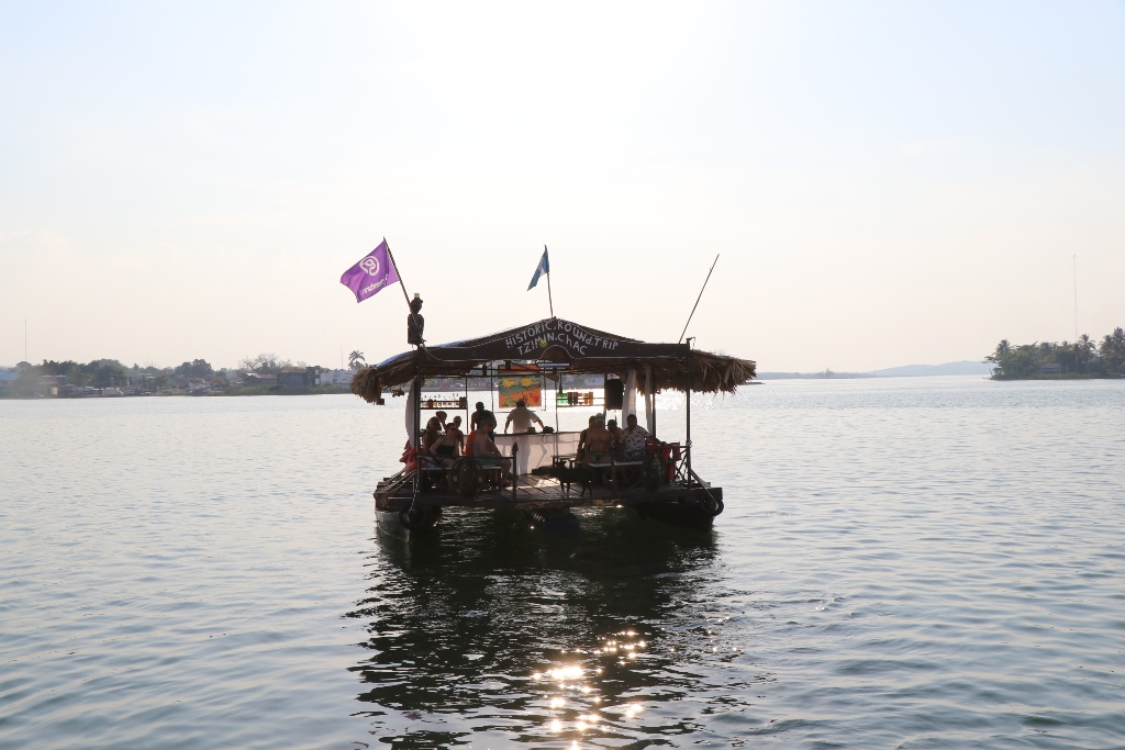 Un grupo de turistas recorre el lago Petén Itzá un la balsa Tzimin Chac, similar al que utilizaban los itzáes. (Foto Prensa Libre: Rigoberto Escobar)