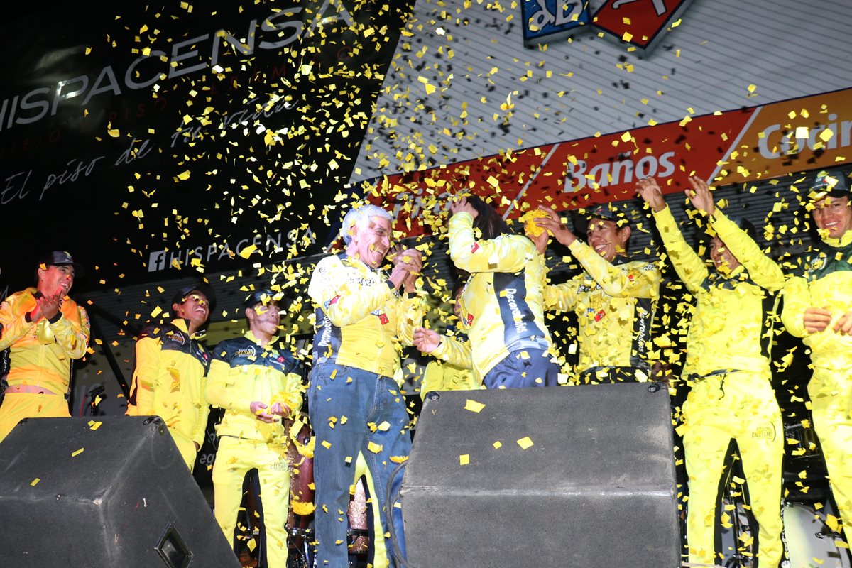 El club Decorabaños celebró su segundo triunfo consecutivo en la Vuelta a Guatemala. (Foto Prensa Libre: Raúl Juárez)