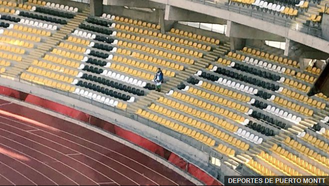 El único hincha en la zona visitante. Un viaje de 1.500 kilómetros que resultó en victoria para su equipo, el Deportes de Puerto Montt. (Foto Prensa Libre: BBC News Mundo)