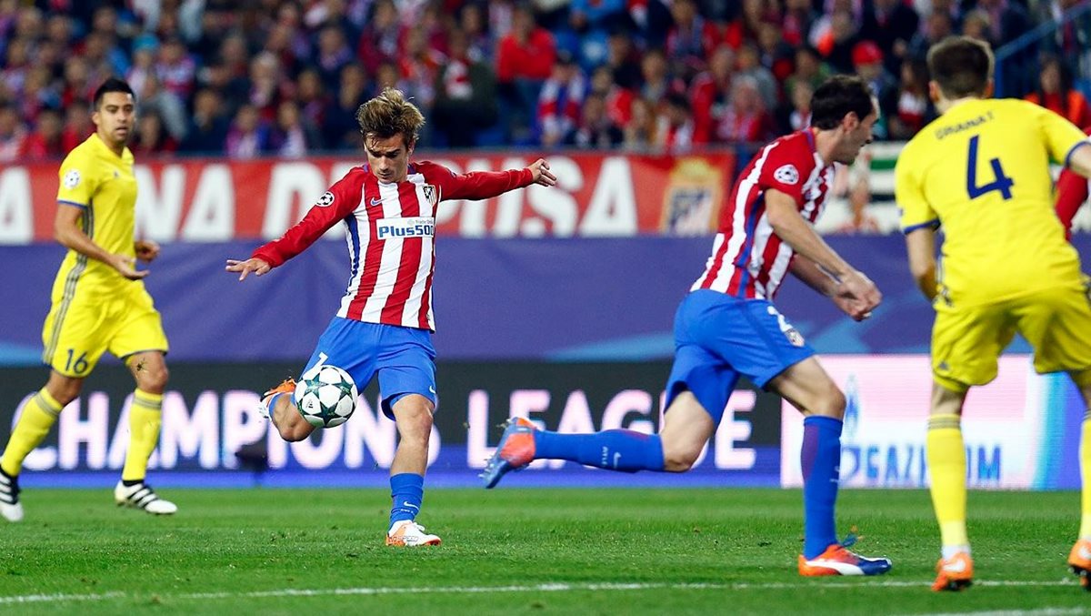 El delantero francés Antoine Griezmann fue la gran figura del Atlético de Madrid al anotar un doblete en la victoria frente al Rostov. (Foto Prensa Libre: EFE)