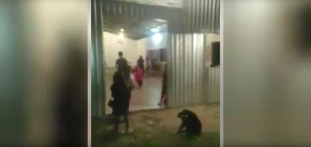 La pelea entre dos mujeres se registró en una iglesia de Honduras. (Foto Prensa Libre: Youtube)