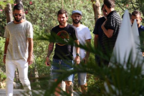 Lionel Messi llega a la comida de convivencia del FC Barcelona. (Foto Prensa Libre: cortesía Diario Sport)