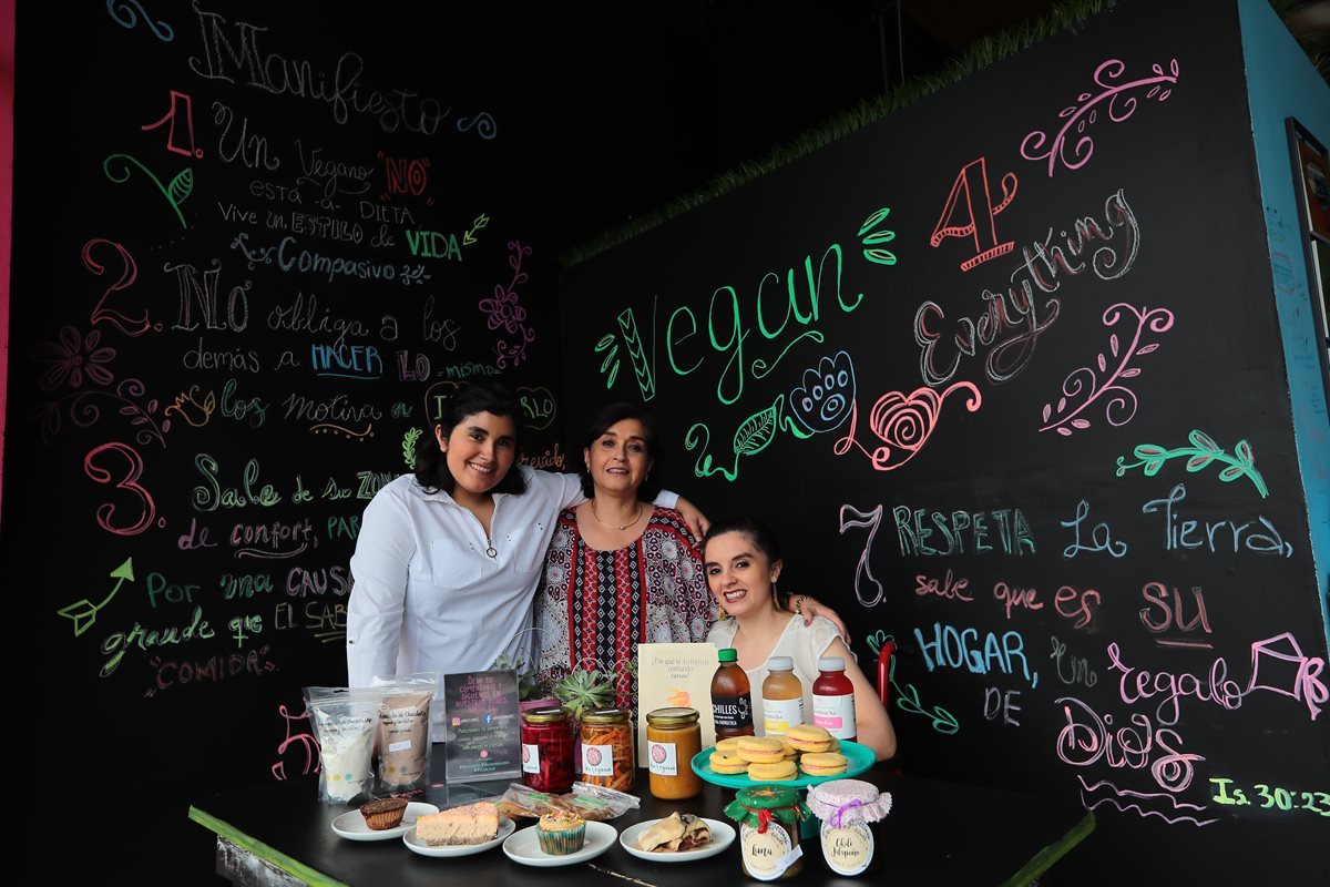 Ana Cristina y Mónica Figueroa junto a su madre Ana Morales de Figueroa, fundadoras y creadoras del concepto Ana Vegana que ofrece alimentos veganos. (Foto Prensa Libre: Álvaro Interiano)