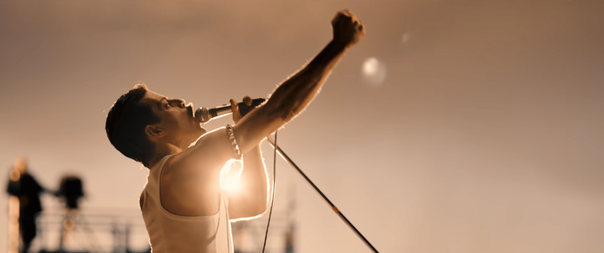 Rami Malek como Freddie Mercury en "Bohemian Rhapsody", que mostró su primer avance (Foto Prensa Libre: YouTube / 20th Century Fox).