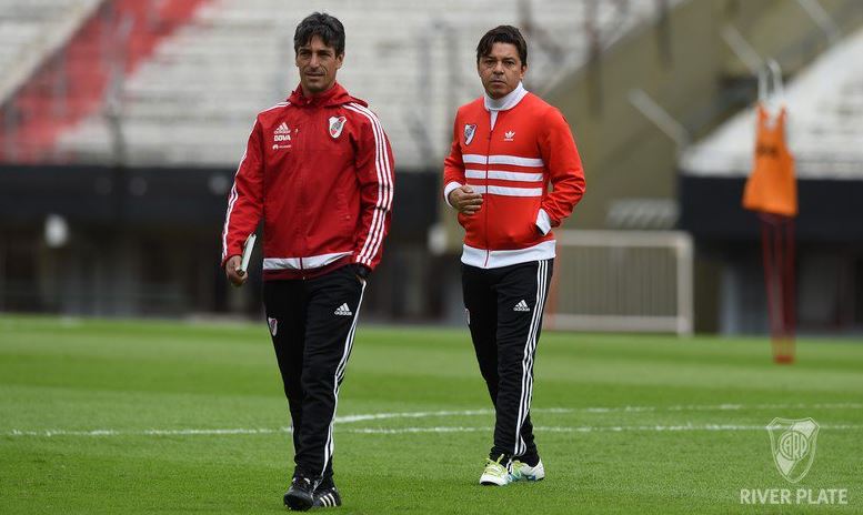 Marcelo Gallardo -d- técnico de River Plate, llega al entrenamiento del equipo. (Foto Prensa Libre: River Plate)