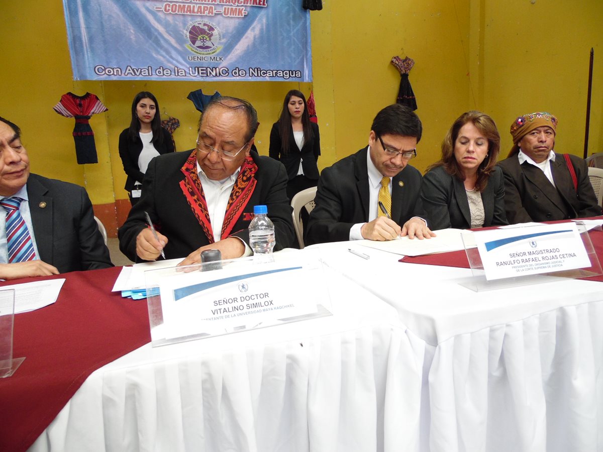 Autoridades firman acuerdos en temas de justicia, en Chimaltenango. (Foto Prensa Libre: José Rosales)