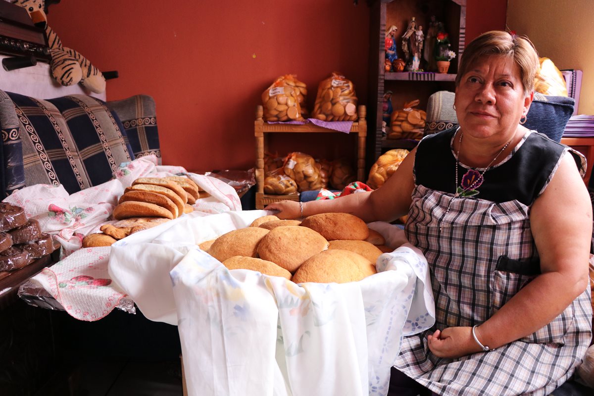 Miriam Mérida muestra el pan que elabora y comercializa para Semana Santa. (Foto Prensa Libre: Whitmer Barrera)