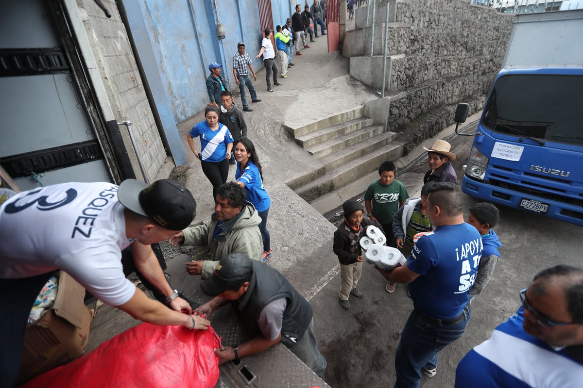 La Fedefut ha prestado sus instalaciones para ser centro de acopio de víveres y ha llevado lo recaudado a las comunidades necesitadas por la tragedia del Volcán de Fuego. (Foto Prensa Libre: Jorge Ovalle)