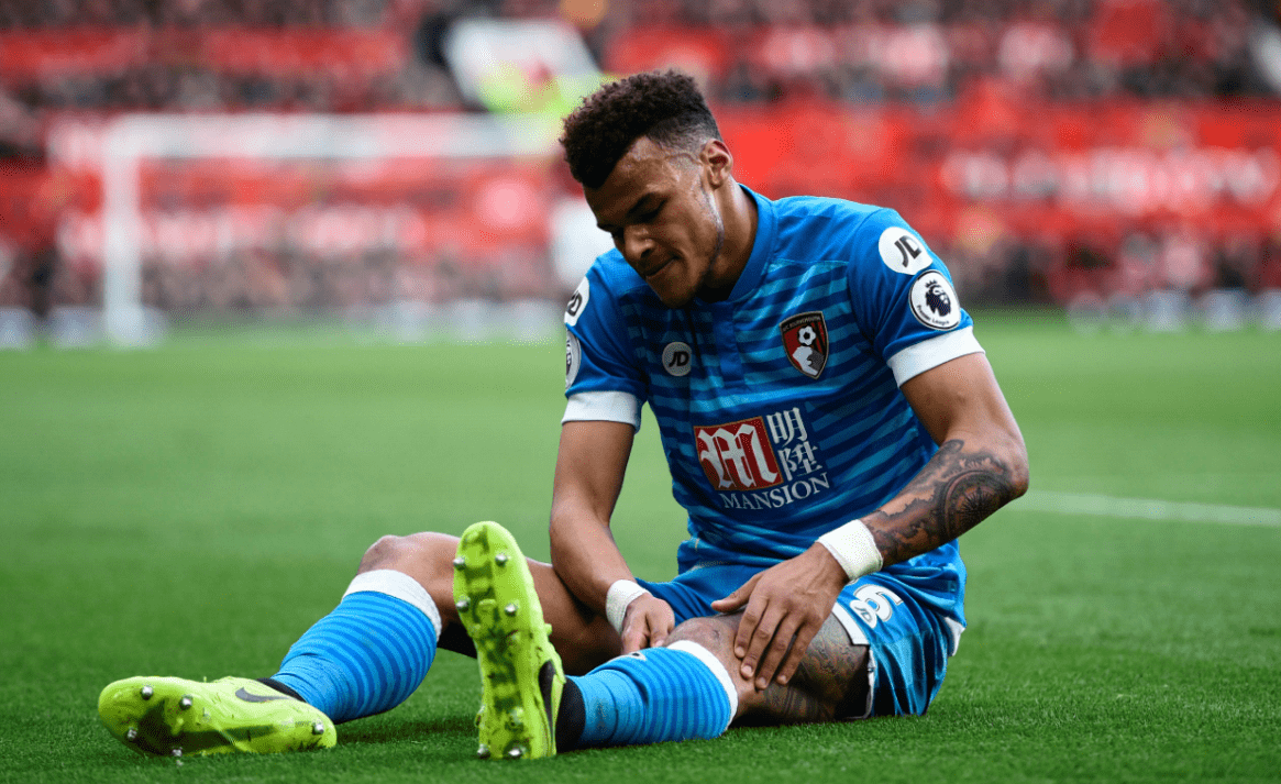 Tyrone Mings fue sancionado por una falta sobre el sueco Zlatan Ibrahimovic en la liga inglesa. (Foto Prensa Libre: AFP)