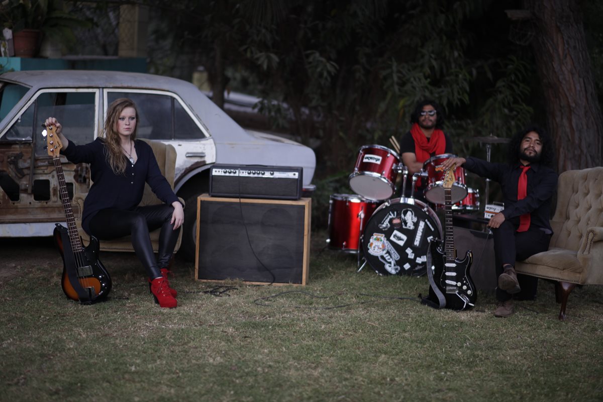 La alemana Rose K. es la vocalista y bajista. En la guitarra, Alejandro Benavente y en la batería, Luis Barreno. Ambos son quetzaltecos. Foto Prensa Libre: Álvaro Argueta.