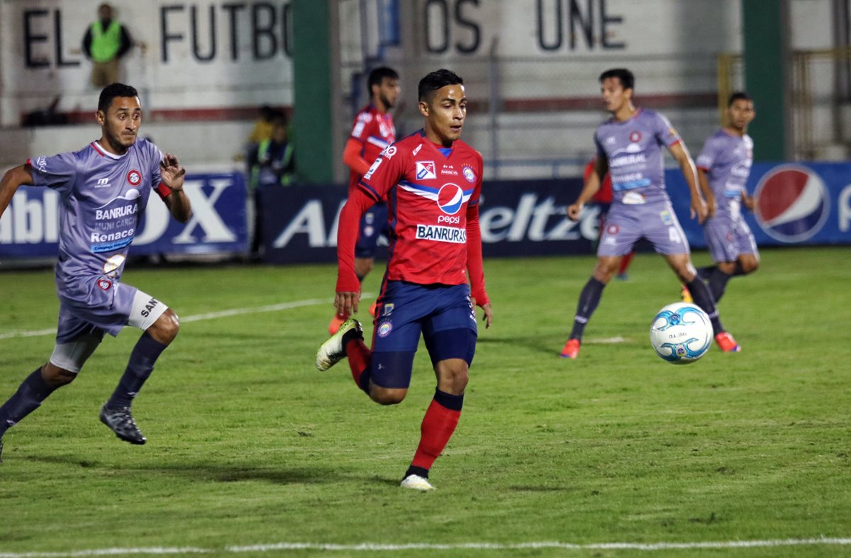 Luis Martínez marcó un doblete y fue el guía de Xelajú en el triunfo contra Carchá. (Foto Prensa Libre: Carlos Ventura).