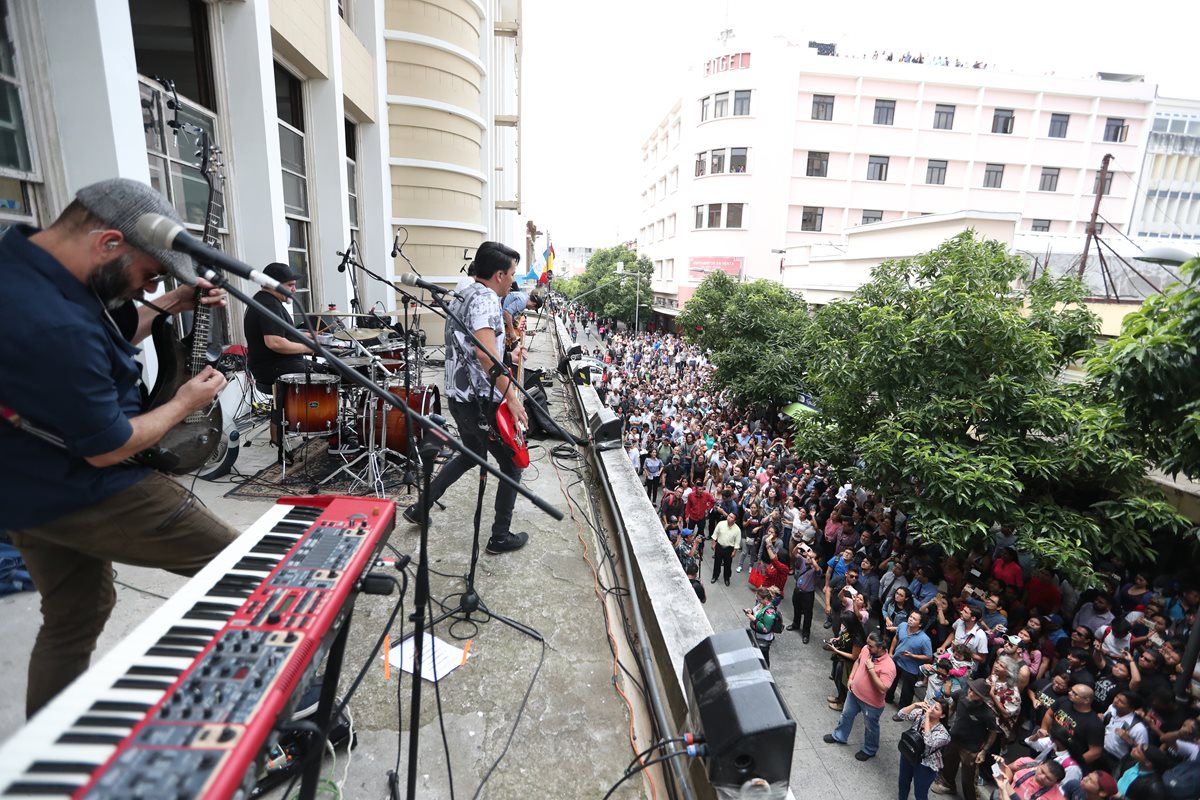 Con un concierto lleno de sorpresas, Bohemia Suburbana lanzó el álbum "Epopeya Sub". (Foto Prensa Libre: Keneth Cruz)