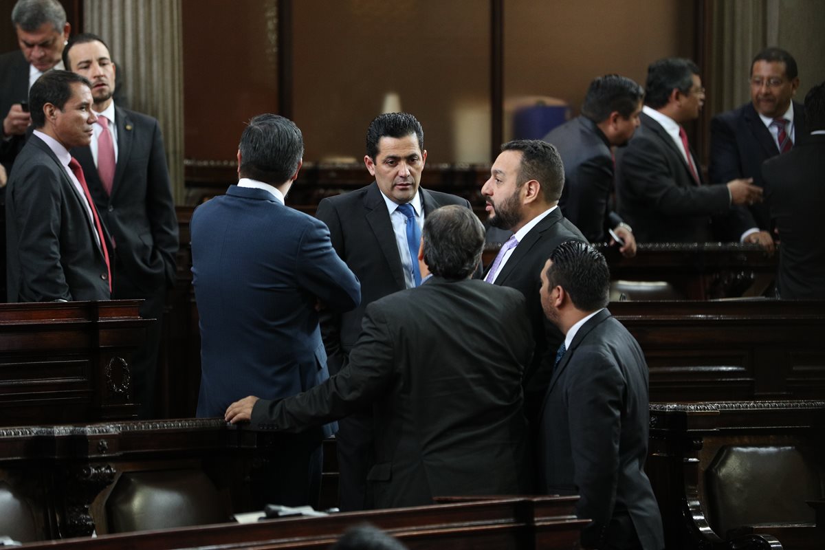 Diputados conversaban previo a iniciar la sesión Ordinaria en el Congreso de la República en donde se tenía prevista la aprobación del presupuesto 2018, pero no se logró. (Foto Prensa Libre: Carlos Hernández Ovalle)