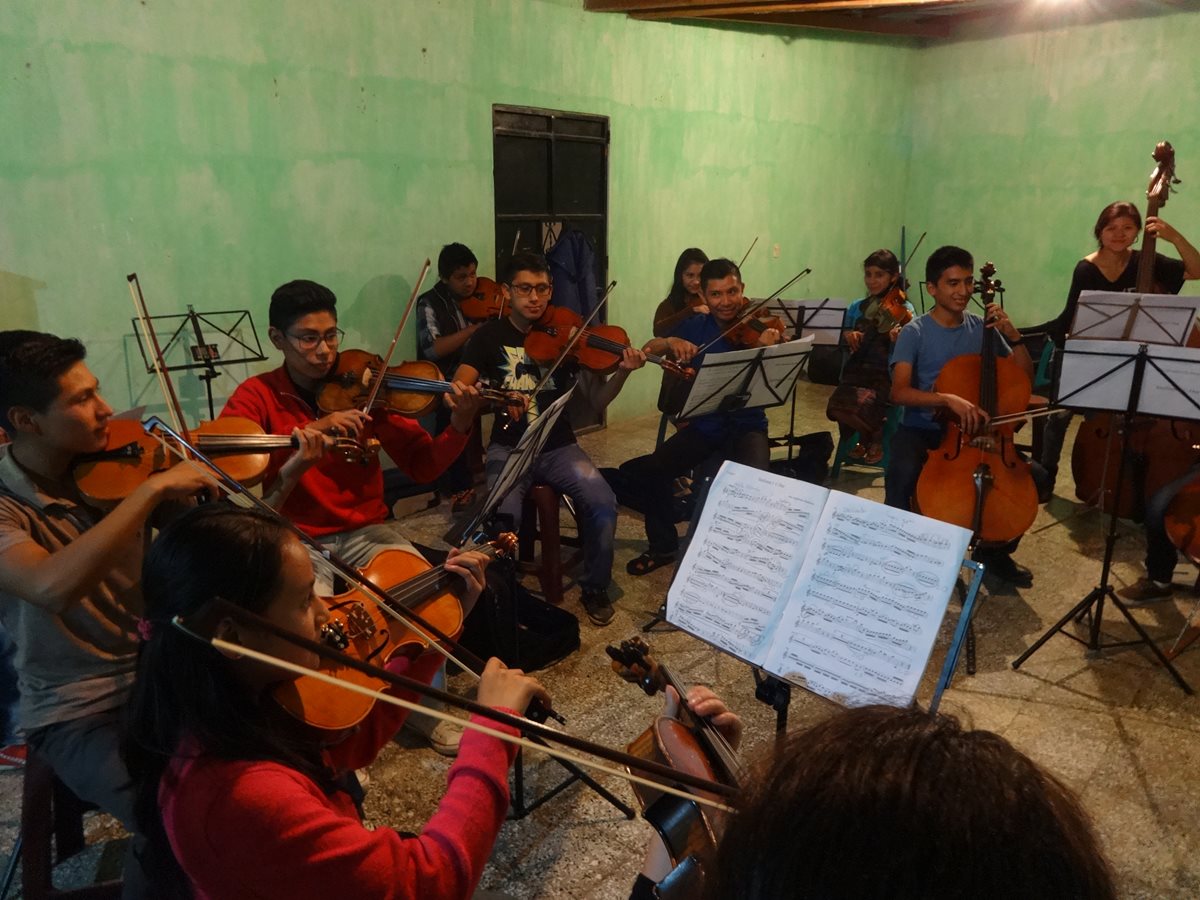 El SOG fomenta el desarrollo y valores en niños y jóvenes vulnerables, quienes a través de la práctica colectiva de música expresan sus sentimientos. (Foto Prensa Libre: Cortesía SOG)