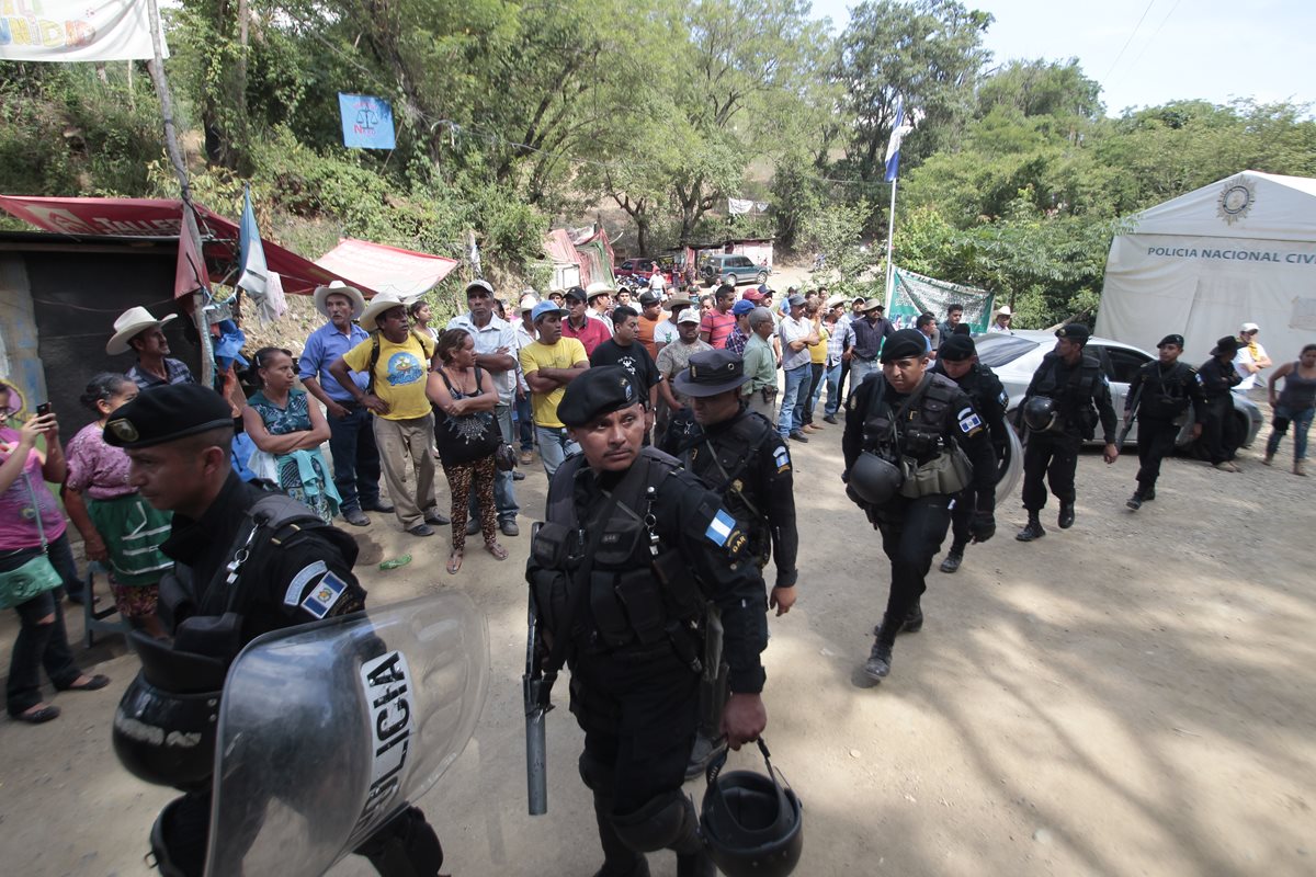 Vecinos de La Puya se han opuesto al proyecto minero y en varias ocasiones su resistencia ha sido disuelta por la PNC. (Foto Prensa Libre: Hemeroteca PL)