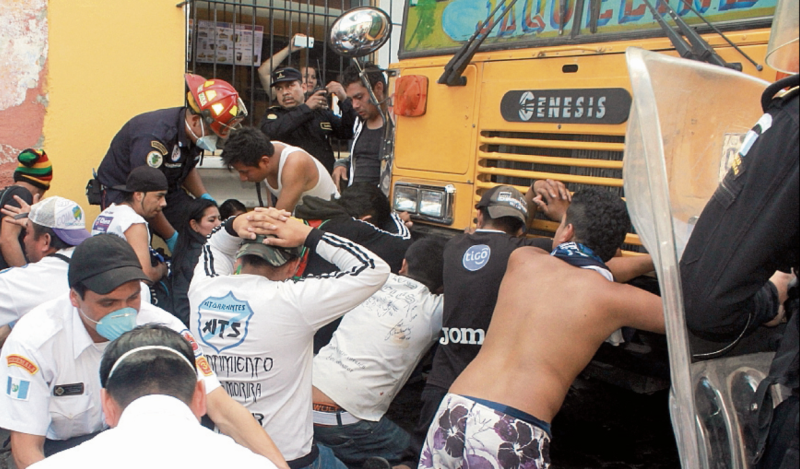 Los aficionados de Comunicaciones causaron problemas en el último partido que su equipo jugó en Antigua Guatemala, el 11 de diciembre del 2016. (Foto Prensa Libre: Hemeroteca PL)