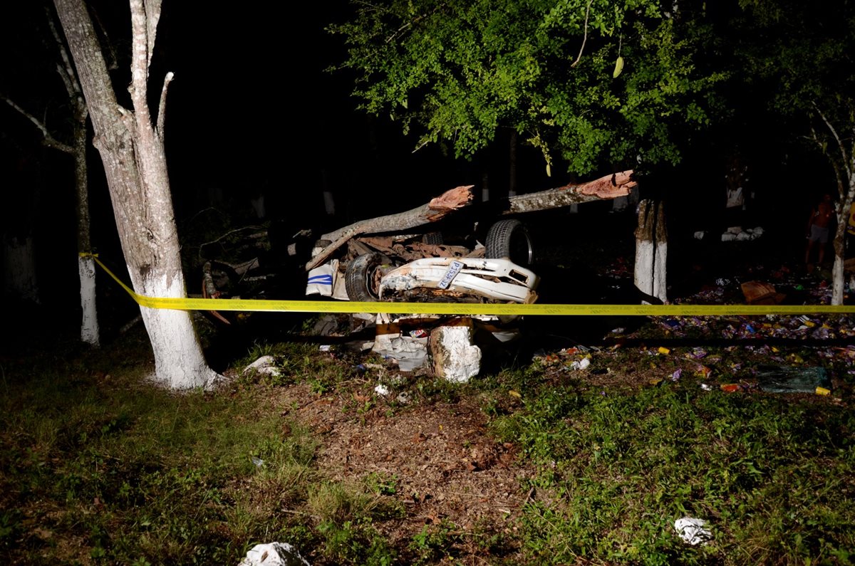 Picop queda destruido en Sayaxché, Petén, el cual era conducido por un hombre que murió en el percance. (Foto Prensa Libre: Rigoberto Escobar)