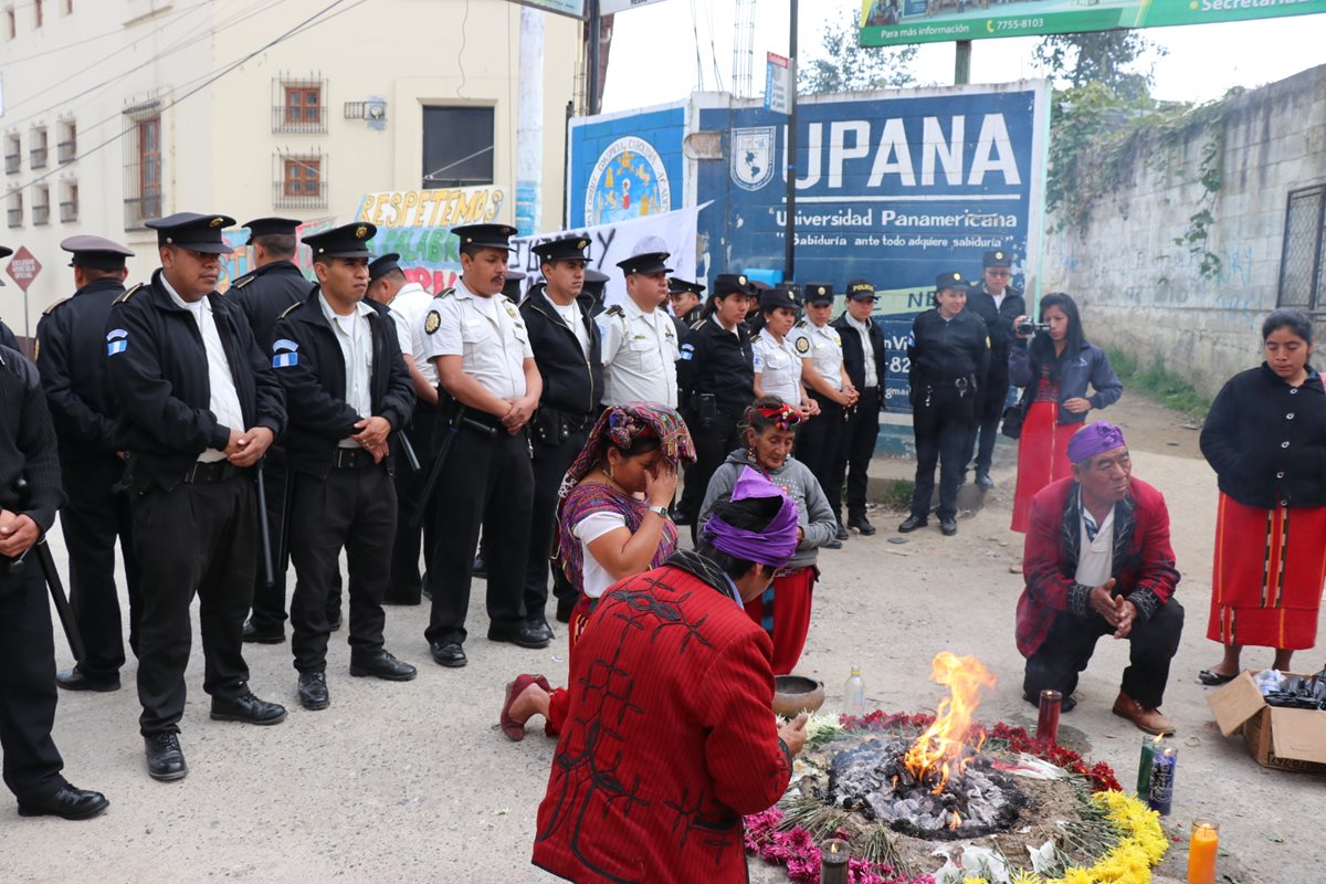 Familiares de víctimas del conflicto armado realizan ceremonia frente a tribunales en Nebaj, Quiché, donde se lleva a cabo la audiencia de reinicio de debate. (Foto Prensa Libre: Héctor Cordero)