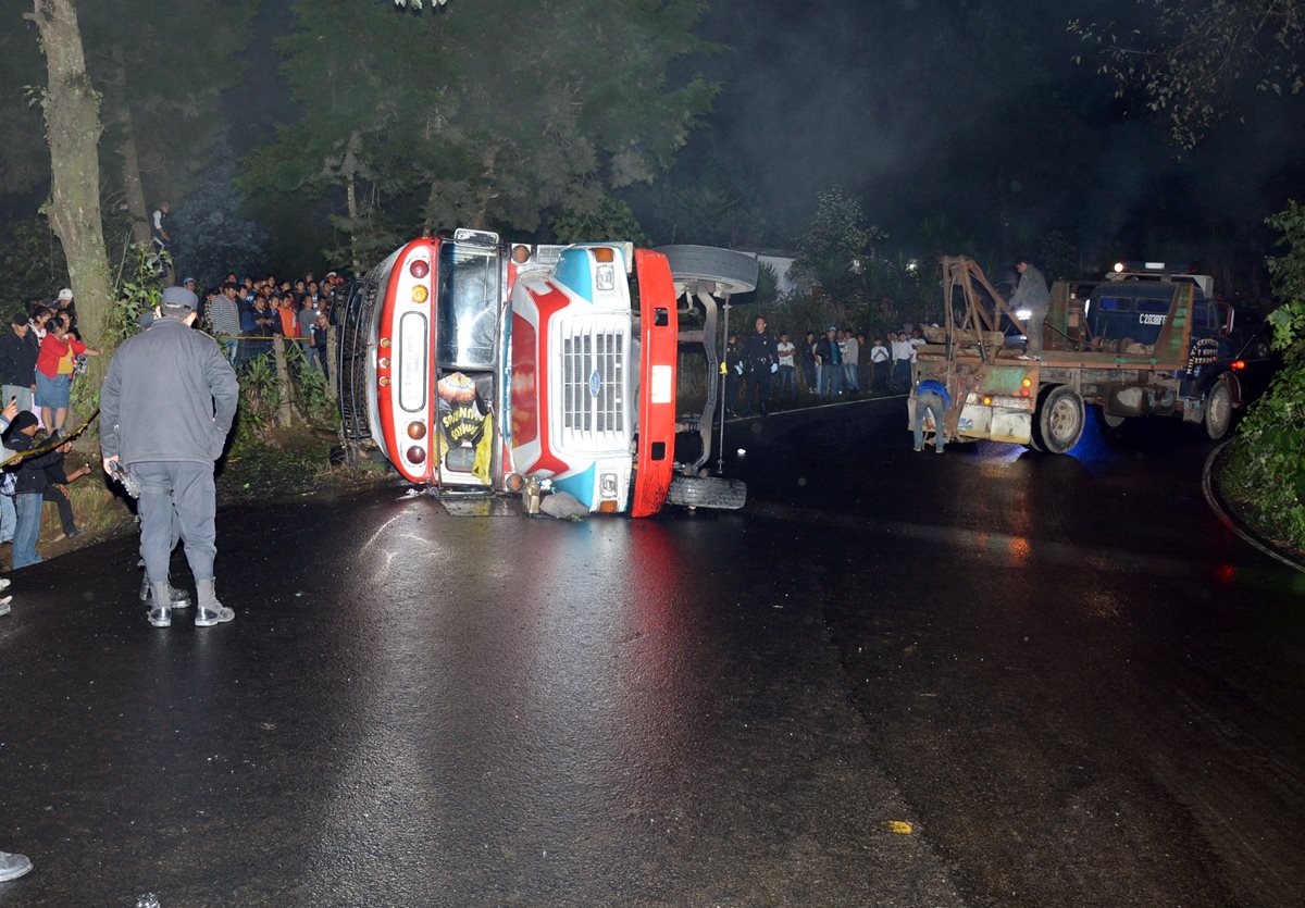 La unidad de transporte extraurbano volcó en la ruta de Quetzaltenango a Colomba.(Foto Prensa Libre: Carlos Ventura)