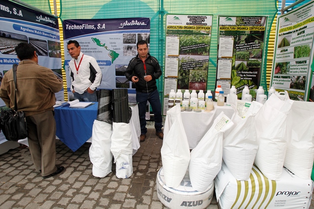 Empresas del sector de plástico presentaron las últimas novedades durante el Quinto Congreso de Plasticultura. (Foto Prensa Libre: Paulo Raquec)
